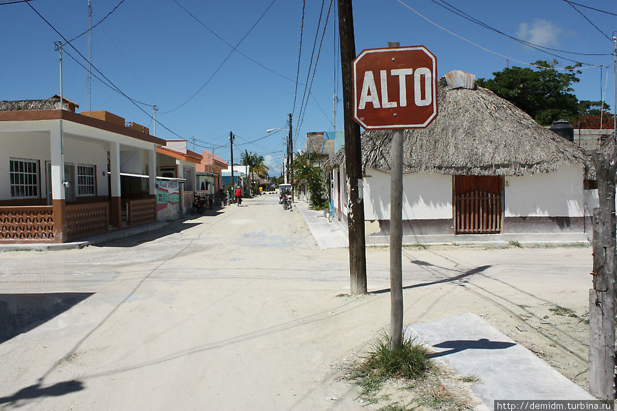Деревянный знак Стоп. Остров Холбос, Мексика