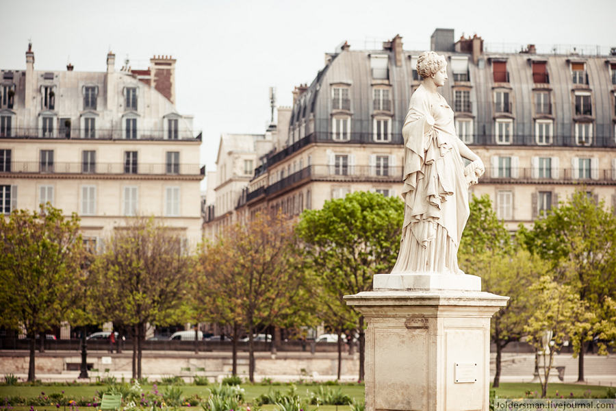 Скульптуры возде Лувра. Париж, Франция