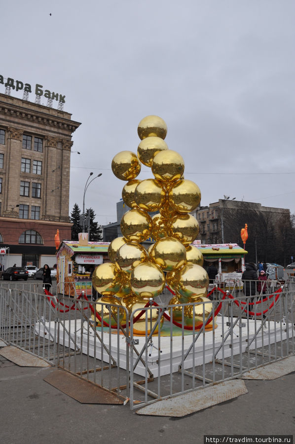 Главная ёлка на главной площади в Харькове Харьков, Украина