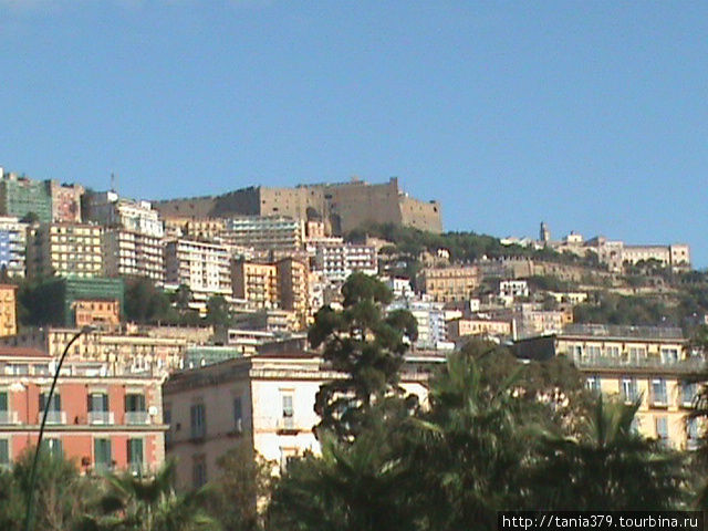 Вид  с набережной на район холма Вомеро и крепость Сант Эльмо. Неаполь, Италия