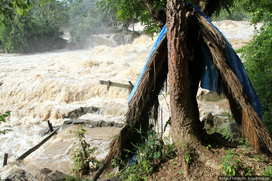 Крупнейший водопад Юго-Восточной Азии Провинция Тямпасак, Лаос