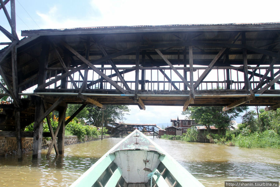 Проплывая под мостом Ньяунг-Шве, Мьянма