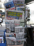 газеты в Париже печтаются на разных языках.
Можно купить арабскую или китайскую прессу