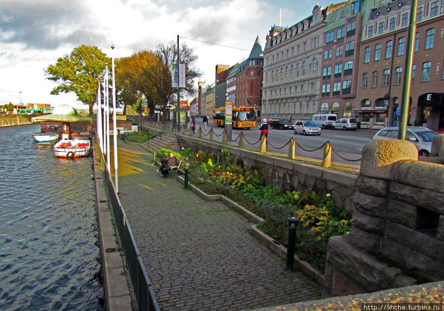 От сюда до 1 октября ходят экскурсионные катера по каналам Мальме Мальмё, Швеция