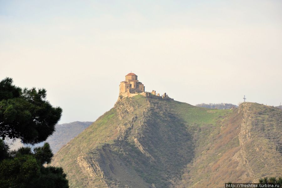 Монастырский храм Джвари  в честь Святого Креста (джвари в переводе с груз. крест), стоящий высоко на скале, виден издалека, здесь — с шоссе на Тбилиси. Мцхета, Грузия