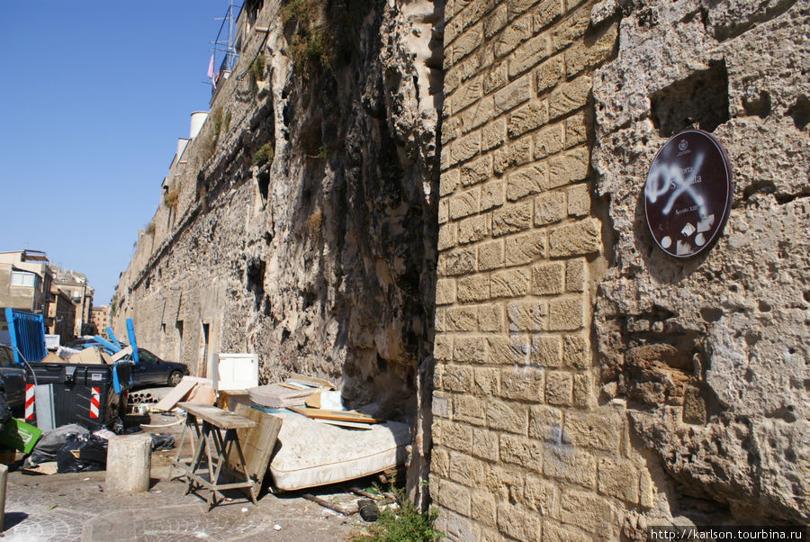 вот так может выглядеть стена 12 века... Палермо, Италия