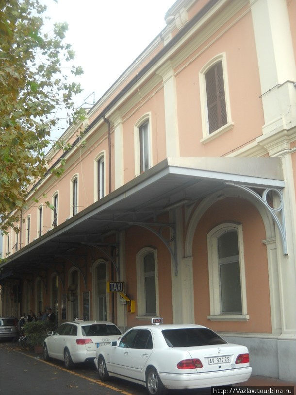Фасад вокзала Санта-Маргерита-Лигуре, Италия