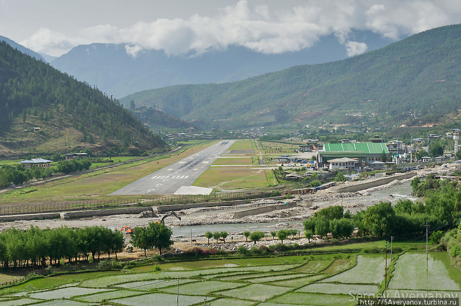 Полоса аэропорта в Паро, является самой сложной в мире, только несколько пилотов имеют сертификаты на взлёт и посадку здесь Бутан