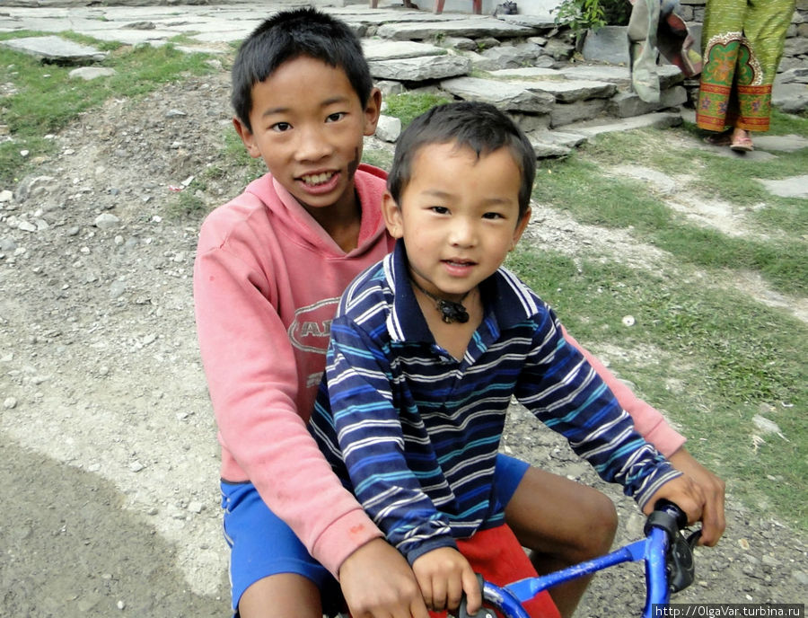 Местная детвора, очень живая и непосредственная Наяпул, Непал