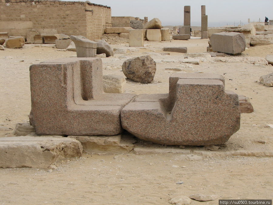 Изделия из гранита у пирамиды Унаса, Саккара Египет