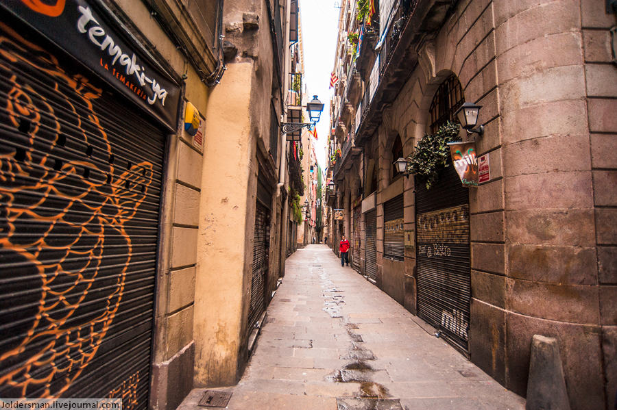Далее мы решили прогуляться узкими улочками, держа курс на бульвар Рамбла и знаменитый рынок Бокерия. Барселона, Испания