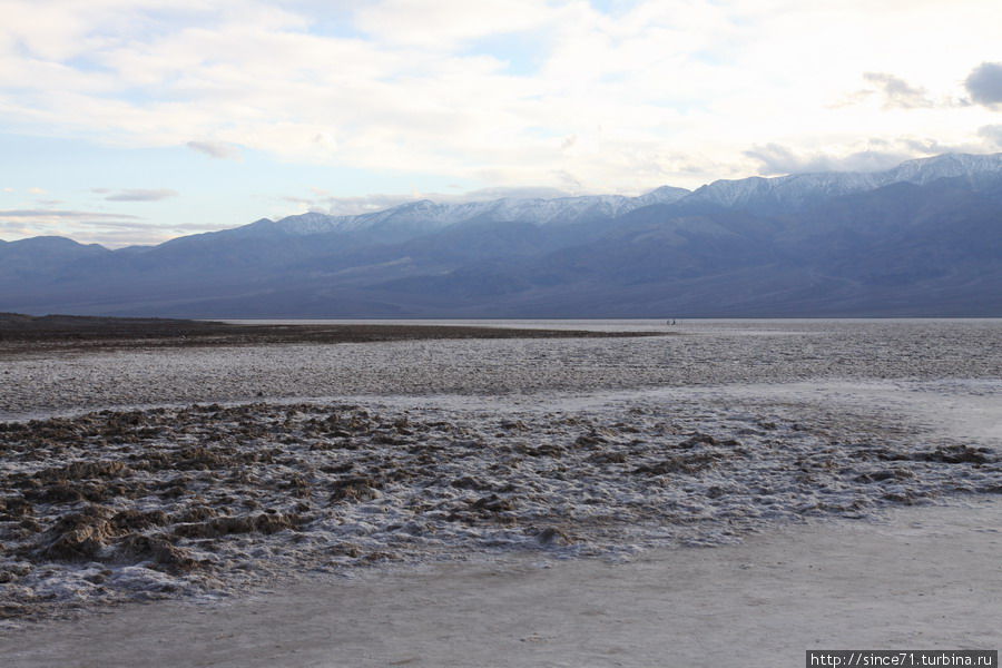 Со многих мест солёное озеро Бэдвотер (Плохая Вода) манит к себе. Национальный парк Долина Смерти, CША