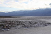 Со многих мест солёное озеро Бэдвотер (Плохая Вода) манит к себе.
