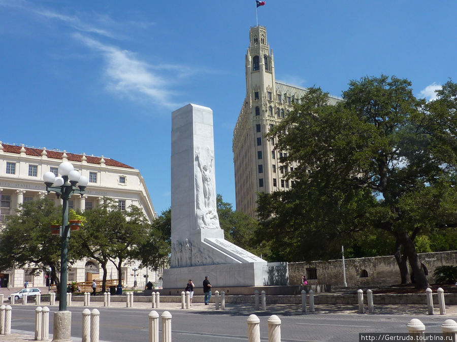 Монумент павшим героям — The Alamo Cenotaph