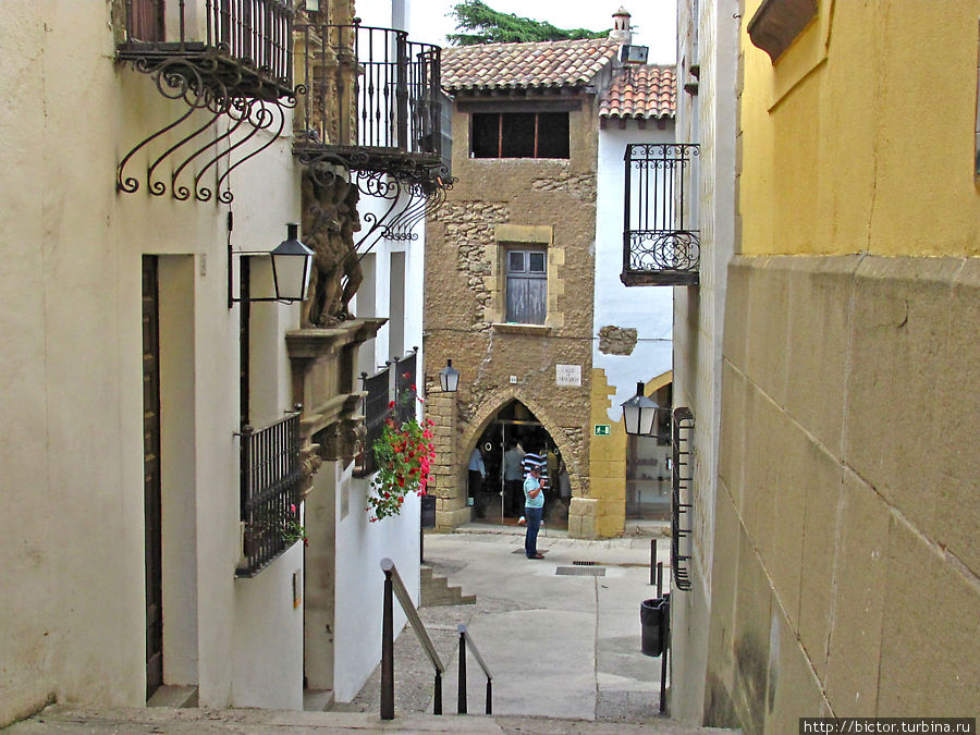 Испанская деревня посреди Барселоны Барселона, Испания