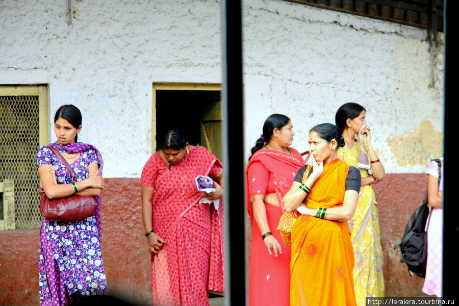 Женщины, в основной своей массе,  не особо привлекательны, но благодаря ярким и лёгким нарядам — остаются женственными. Мумбаи, Индия