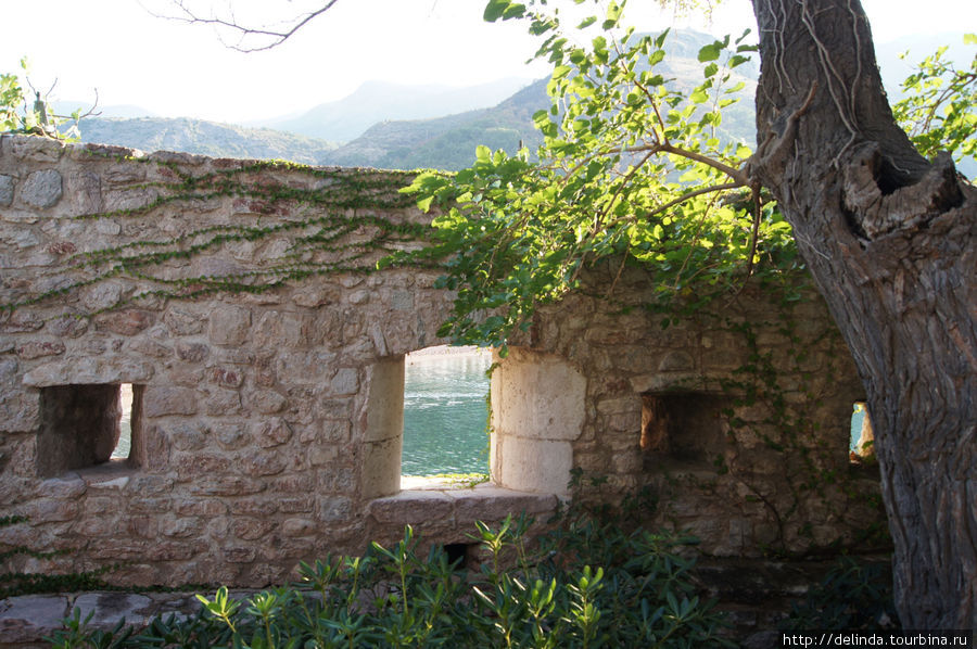 Крепостные стены, вид изнутри Свети-Стефан, Черногория