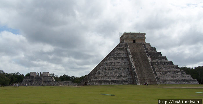 Храм воинов в Чичен-Ица и пирамида Кукулькана Чичен-Ица город майя, Мексика