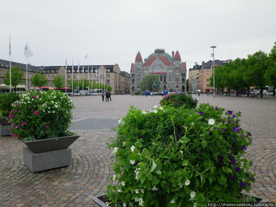 Железнодорожный вокзал. Цветы и арки Хельсинки, Финляндия
