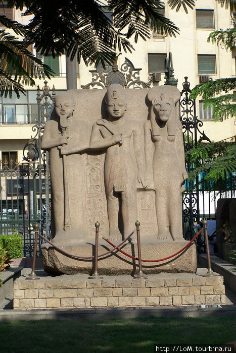 Экспонаты во дворе Каирского музея Каир, Египет