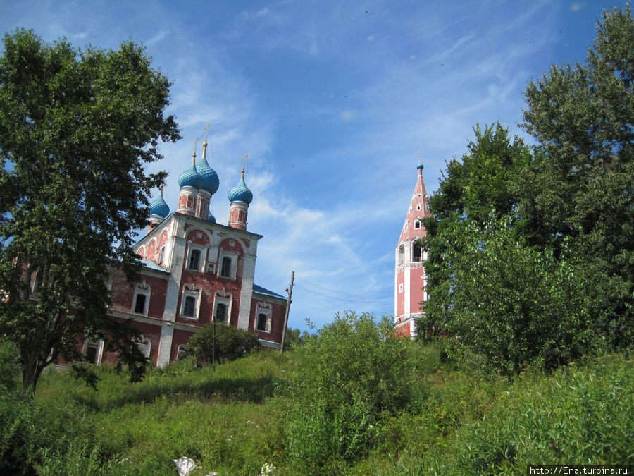 Преображенско-Казанская церковь  встречает нас с Волги