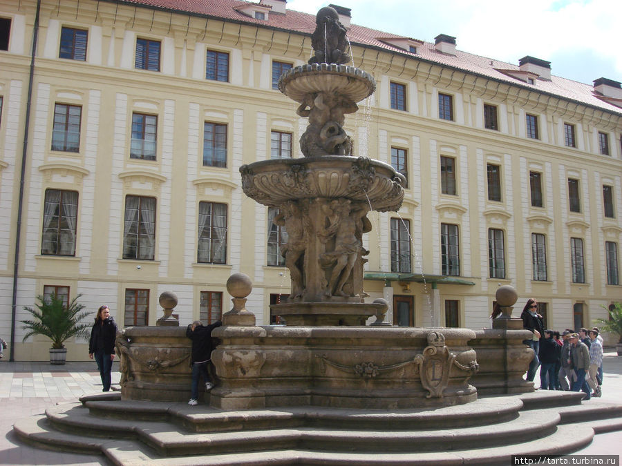 Во внутреннем дворе у фонтана Прага, Чехия