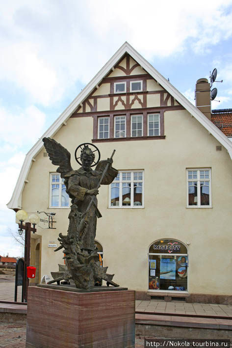 Скульптура Архангела Михаила Мура, Швеция