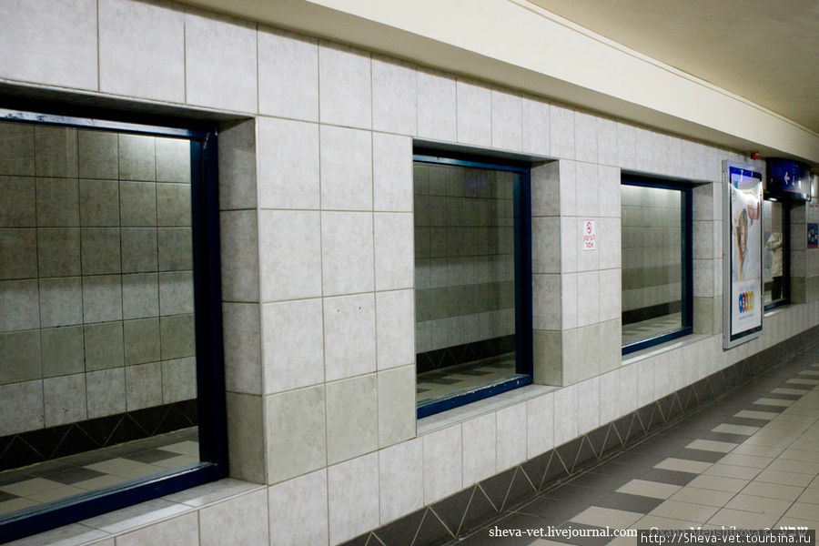 Подземный переход с перронов, в котором я в прошлом году испугалась, что перестала отражаться в зеркале. Как потом выяснилось, это не зеркала, а окна между потоками пассажиров.