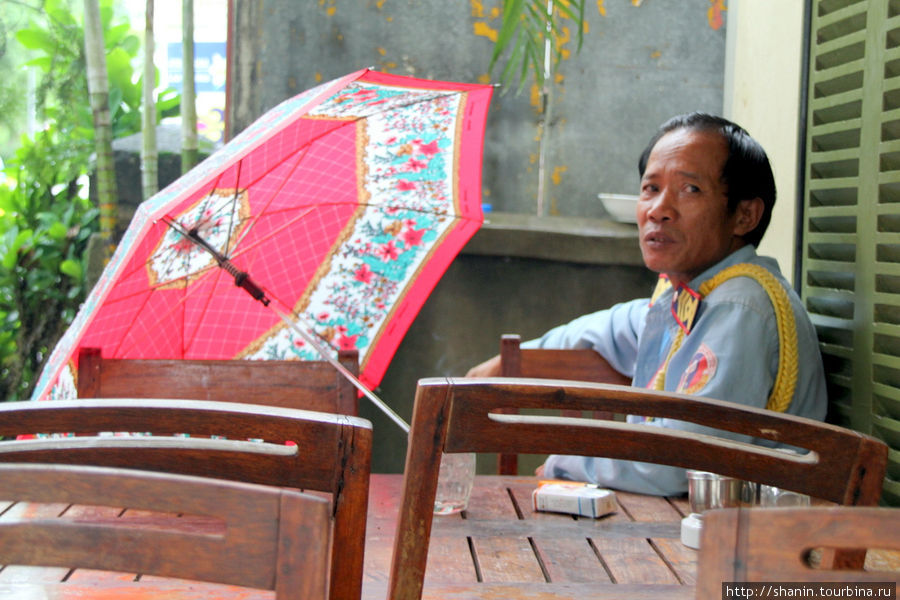 С зонтиком, но под крышей уютнее Лаос