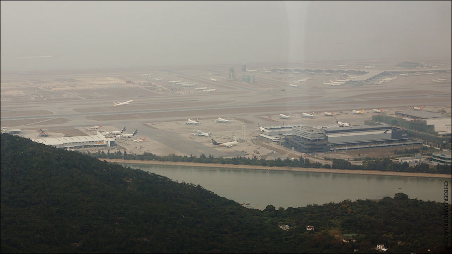 С высоты было видно международный аэропорт Гонконга, также расположенный на Лантау Остров Лантау, Гонконг