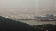 С высоты было видно международный аэропорт Гонконга, также расположенный на Лантау