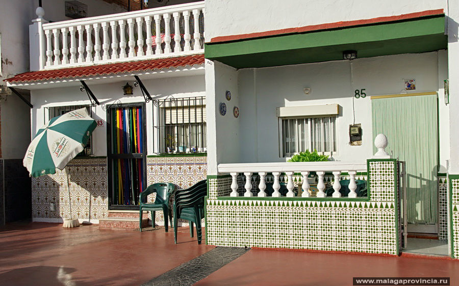 Очень традиционная особенность — плитка на внешней стороне домов Малага, Испания