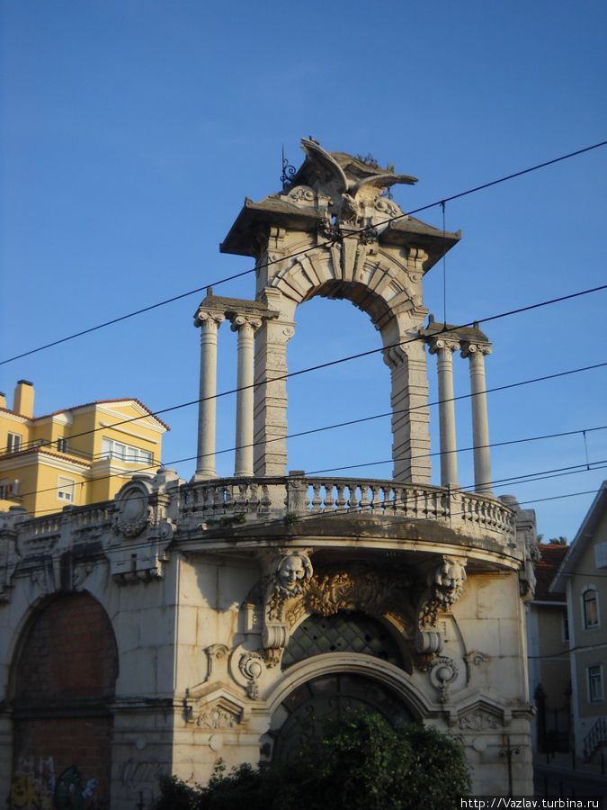 Памятник непонятно чему Эшторил, Португалия