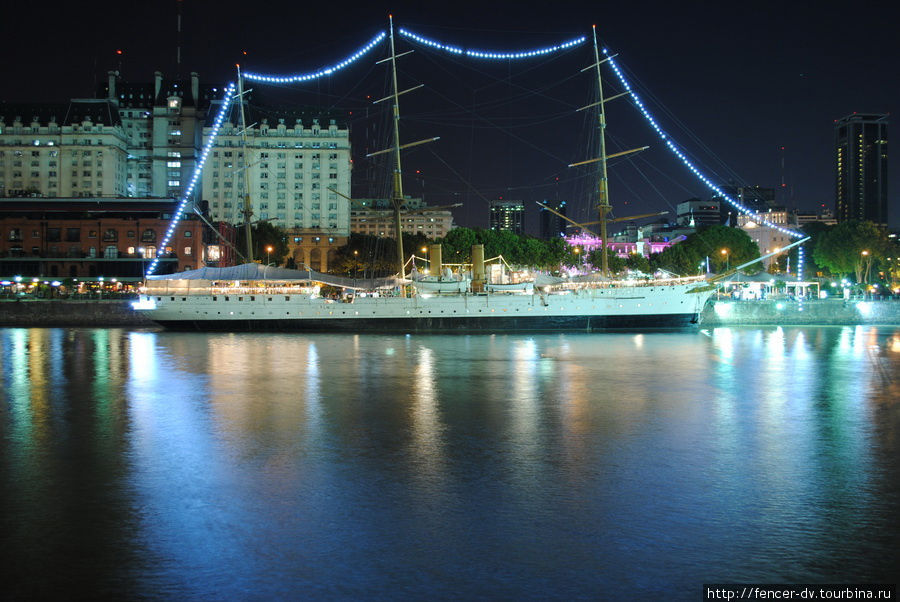 А еще Пуэрто-Мадейро известен стоящими на канале парусниками Буэнос-Айрес, Аргентина