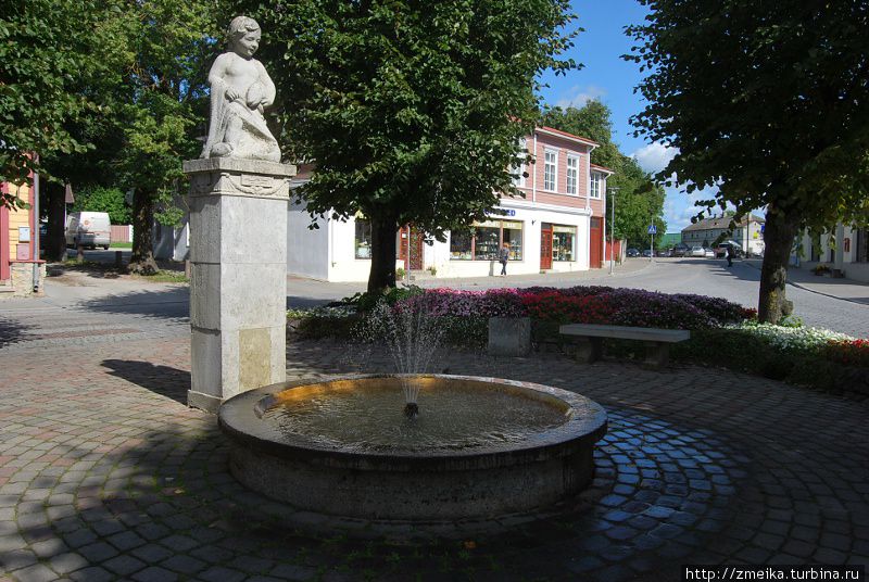 Фонтан в старой части города Хаапсалу, Эстония