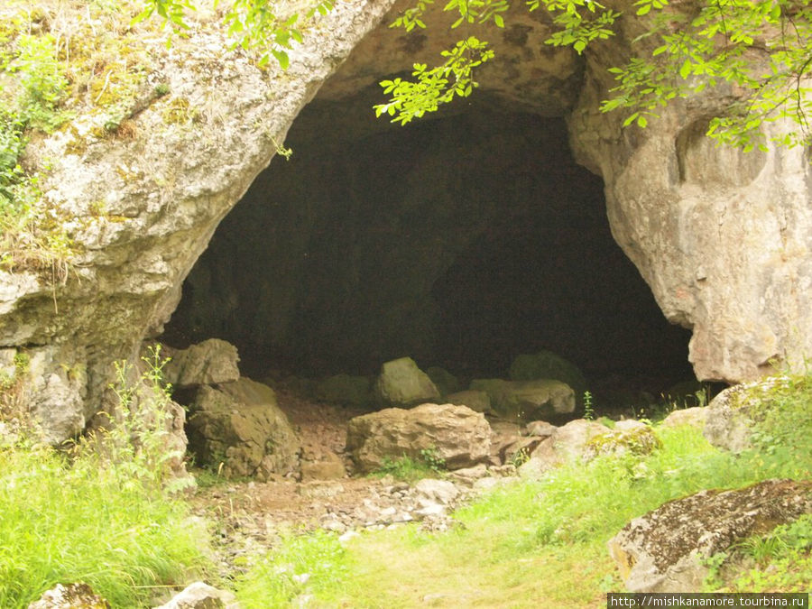 Вход в известняковую пещеру 
