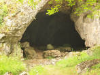 Вход в известняковую пещеру Сесалацка печина, в любую жару тут прохладно, замечательный источник очень вкусной воды. Сокобаня.Очень интересное место.