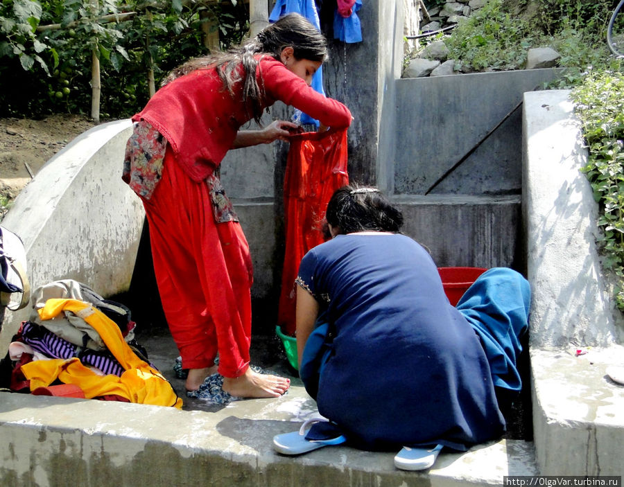 Вместо юбки непалки надевают и брюки шароварного типа Зона Гандаки, Непал
