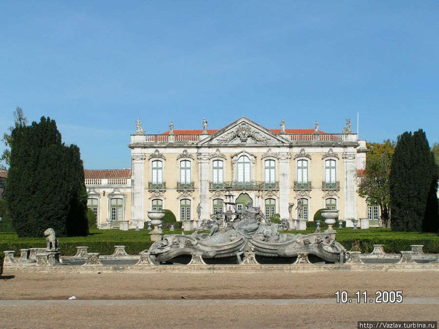 Вид на дворец из парка Келуш, Португалия