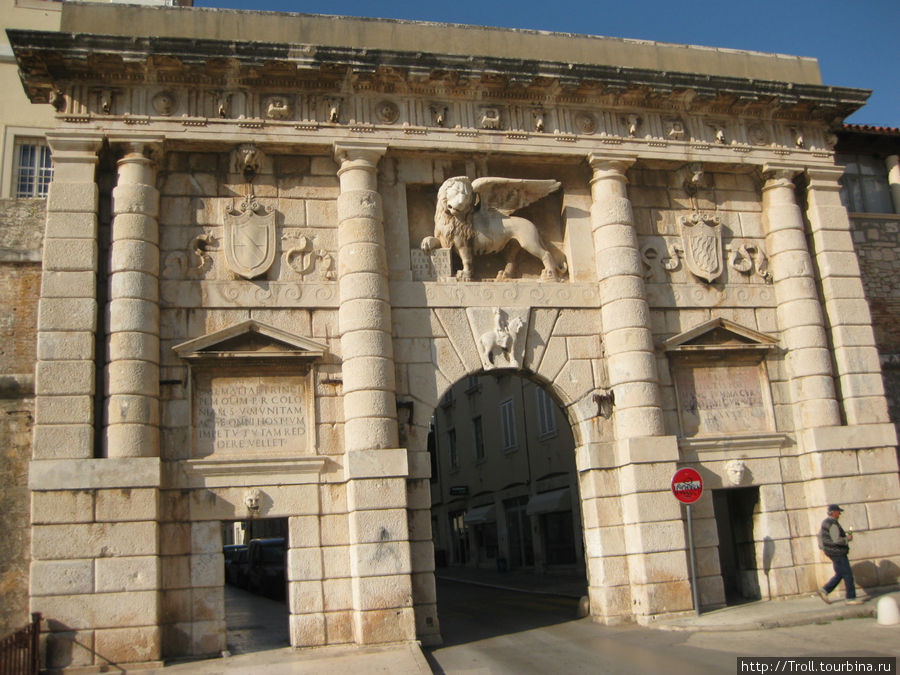 Главные врата — с венецианским львом Задар, Хорватия