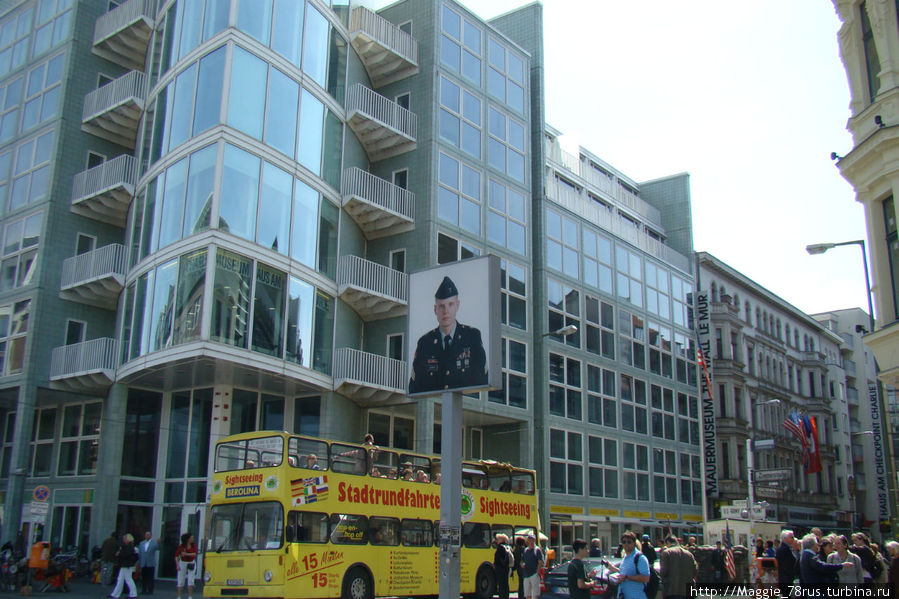 Знаменитый checkpoint Charlie -за ним находится русский сектор. Берлин, Германия