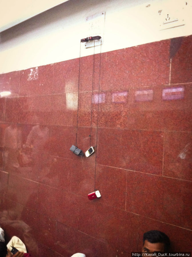 Так заряжают телефоны в Индии Агра, Индия