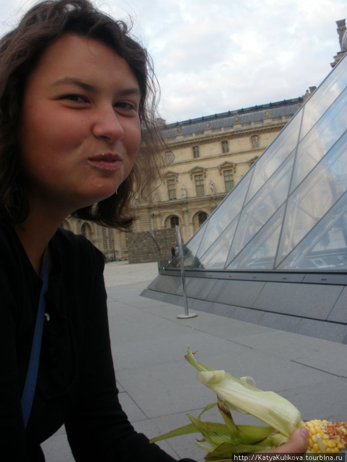 Оголтелые русские жуют сырую кукурузу (собранную где-то в Бельгии), сидя у Лувра Париж, Франция