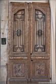 Двери ведущие в стену ) Подобных экспонатов еще несколько встретилось — скорее всего для всеобщего обозрения старинные двери так выставляют.
