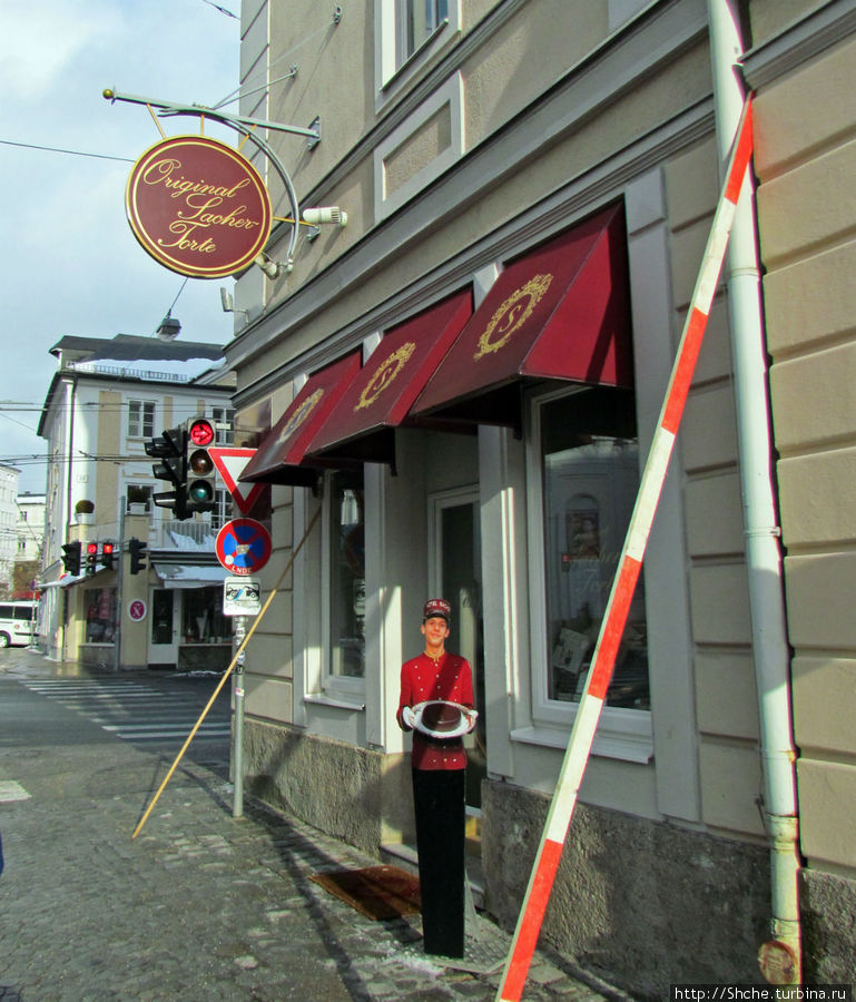 Рядом вход в магазинчик, где можно купить подаваемые в кафе сладости и кофе, в зернах и молотый (зерна 500 грамм стоит около 11 евро) Зальцбург, Австрия