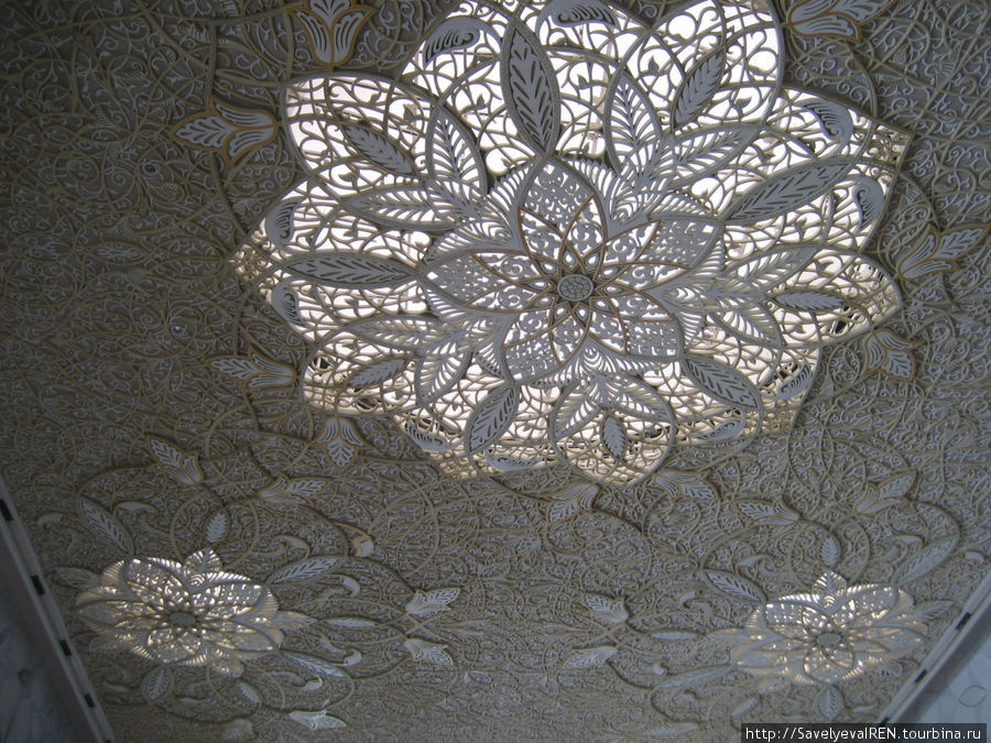 Украшения на потолке в женском зале. Абу-Даби, ОАЭ