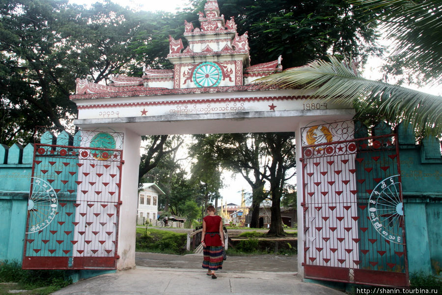 Вход в монастырь Ньяунг-Шве, Мьянма