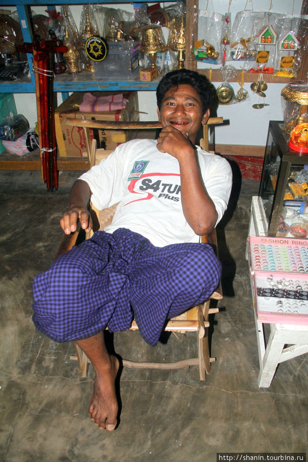 Торговец в пагоде Шве Сиен Кхон Монива, Мьянма