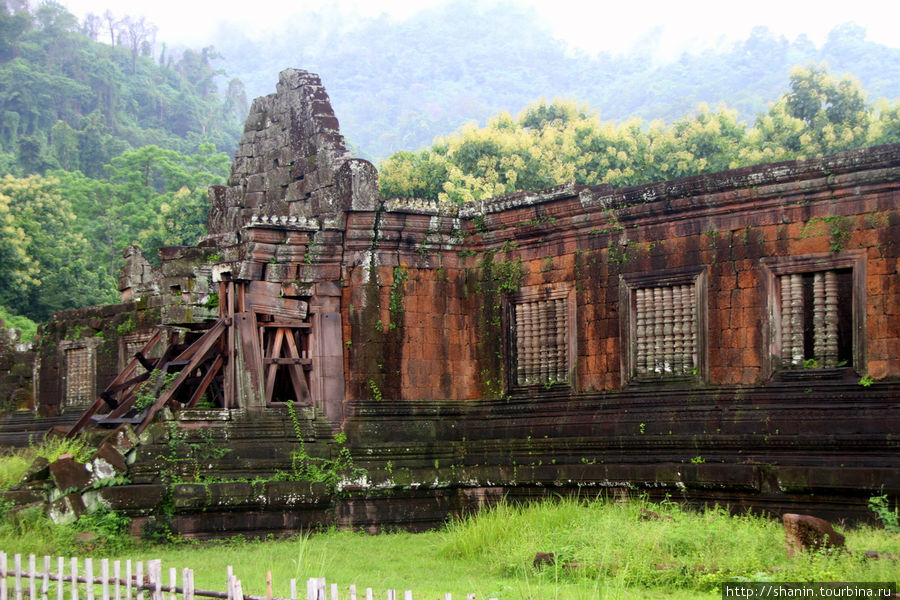 Руины храма Тямпасак, Лаос