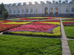 Дворец императрицы, площадь украшена великолепными цветами